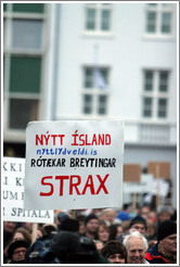 Reykjavik protest.  The sign says "N?tt ?land; nyttlydveldi.is; R?kar Breytingar; Strax" ("New Iceland; nyttlydveldi.is; radical changes immediately.")