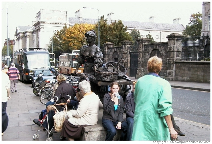 Molly Malone statue.