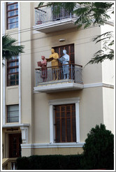 Sculptures of singers on balcony, Evergreen building, Rothschild Boulevard.