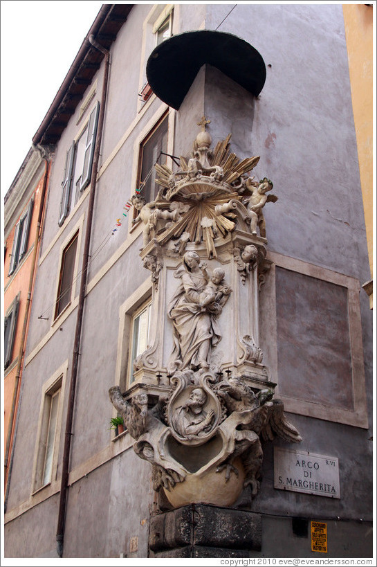 Oratory, corner of Via del Pellegrino and Arco di Santa Margherita.