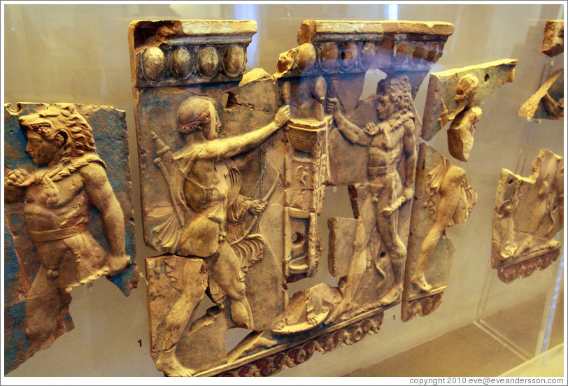 Bell plate with the contest between Apollo and Heracles for the Delphic tripod, 36-28 BC.  Museo Palatino (Palatine Museum).