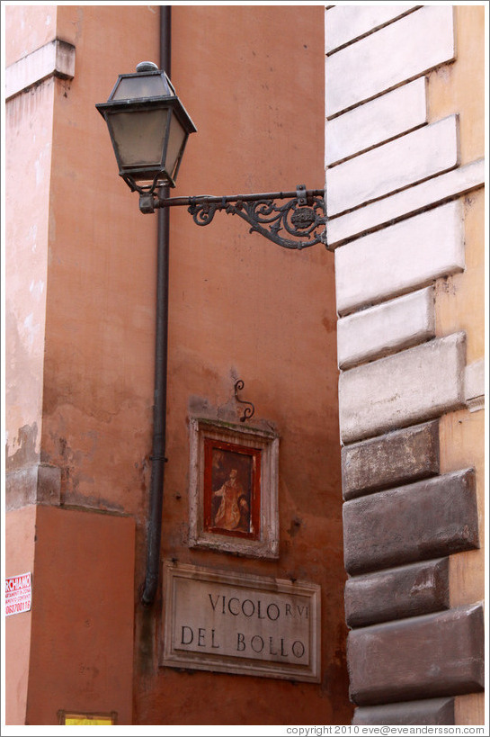 Corner of Via del Pellegrino and Vicolo del Bollo.