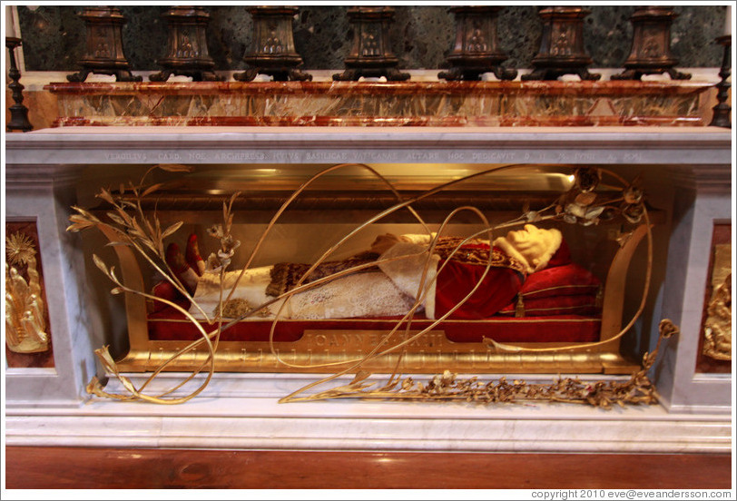 Embalmed body of Pope John XXIII, St. Peter's Basilica.