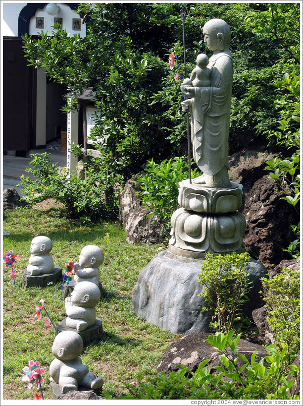 Father and baby buddhas at Kamaishi Daikannon.