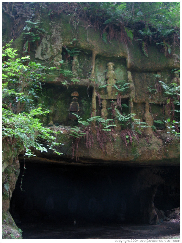 Cave near Zuigan Ji temple.