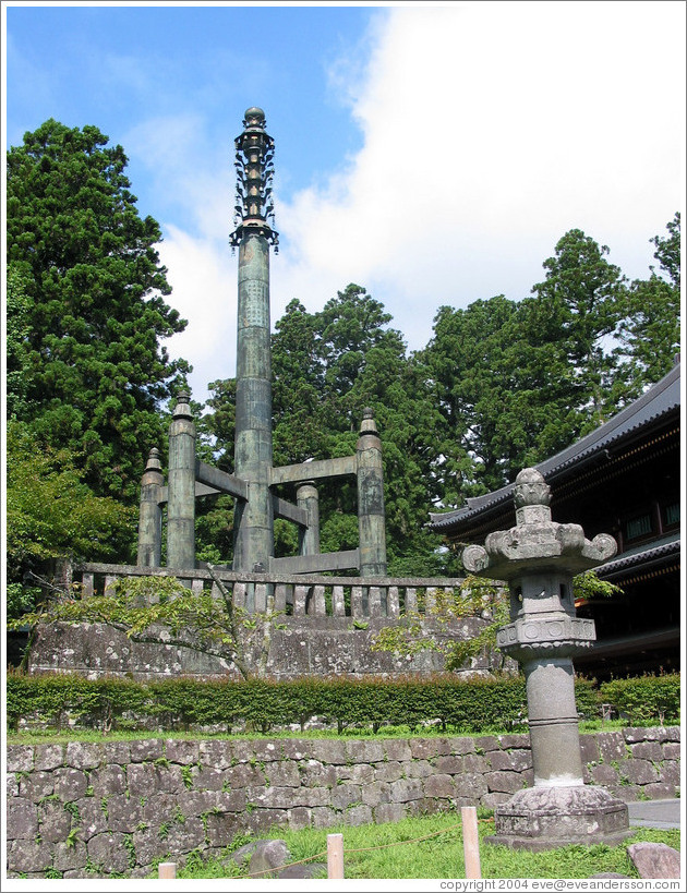 Shuttle-like figure near Rinno-ji Temple.