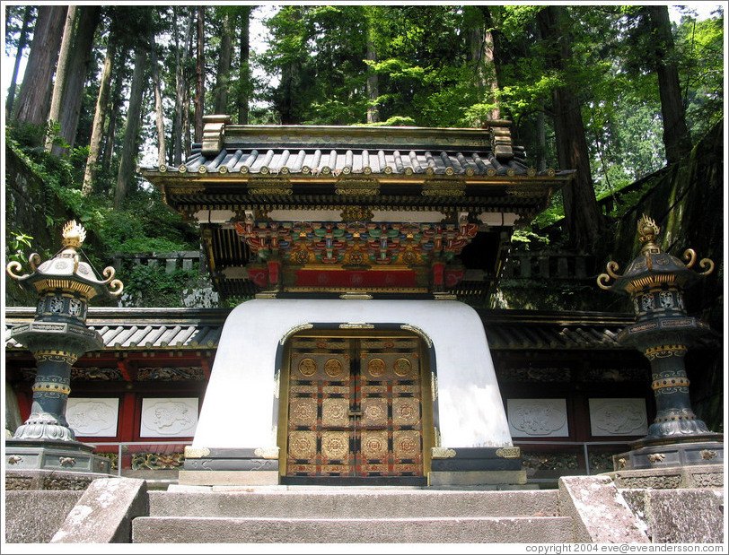 Kokamon Gate.  Taiyuin-byo Shrine.