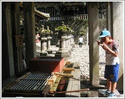 Purification.  Tosho-gu Shrine.