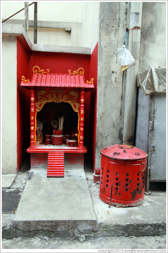 Shrine, alley adjacent to Jalan Petaling (Petaling Street), Chinatown.