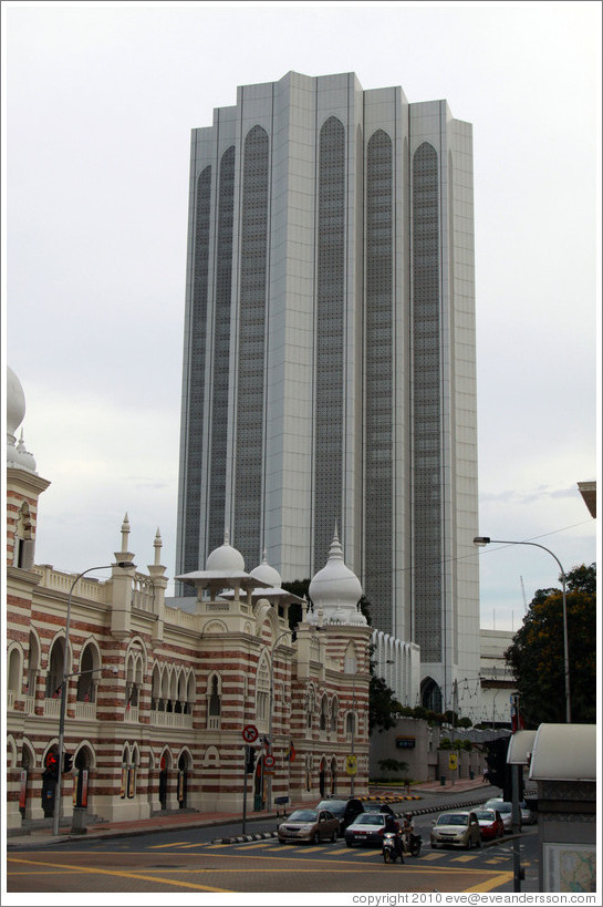 Kompleks Dayabumi (Dayabumi Complex), an Islamic style skyscraper, behind the Muzium Tekstil Negara (National Textile Museum).