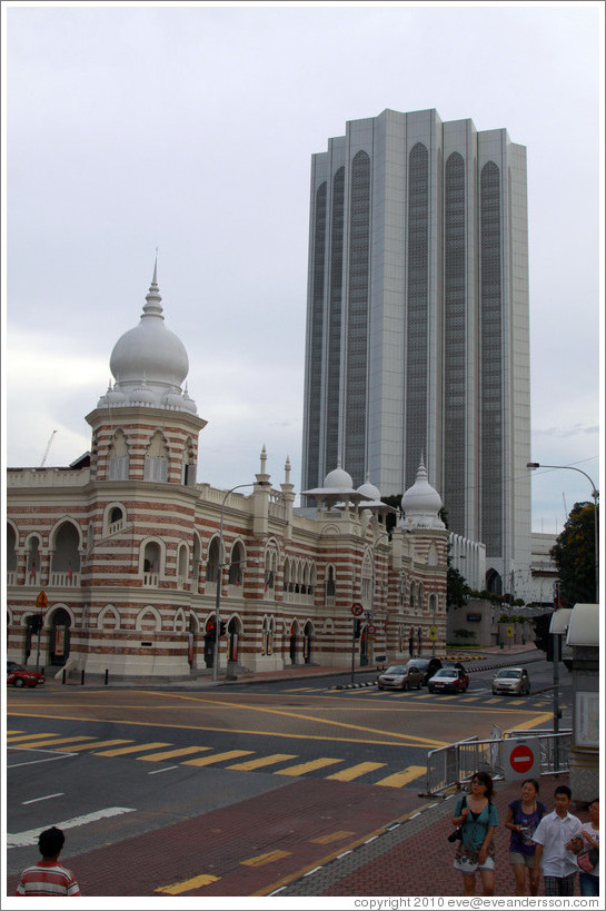 Kompleks Dayabumi (Dayabumi Complex), an Islamic style skyscraper, behind the Muzium Tekstil Negara (National Textile Museum).