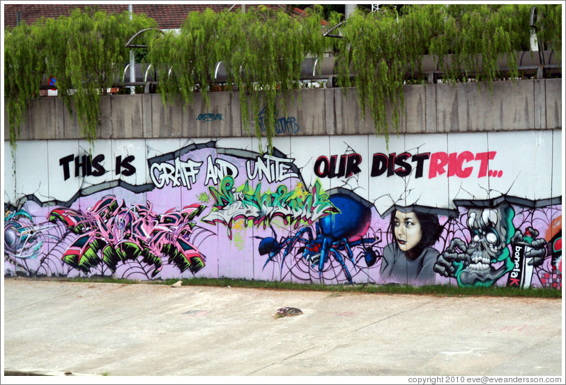 Graffiti at the bank of the Sungai Kelang reading "This is graff and unite our district."