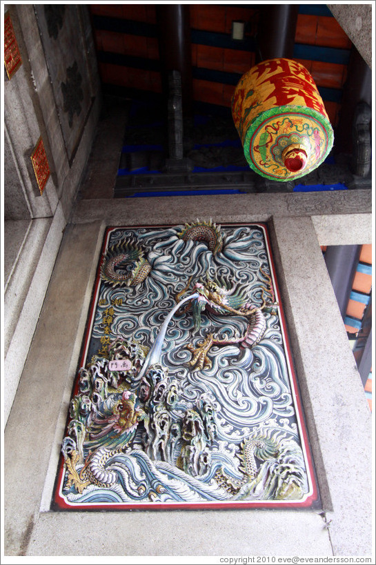 Dragons and lamp, Han Jiang Teochew Ancestral Temple.