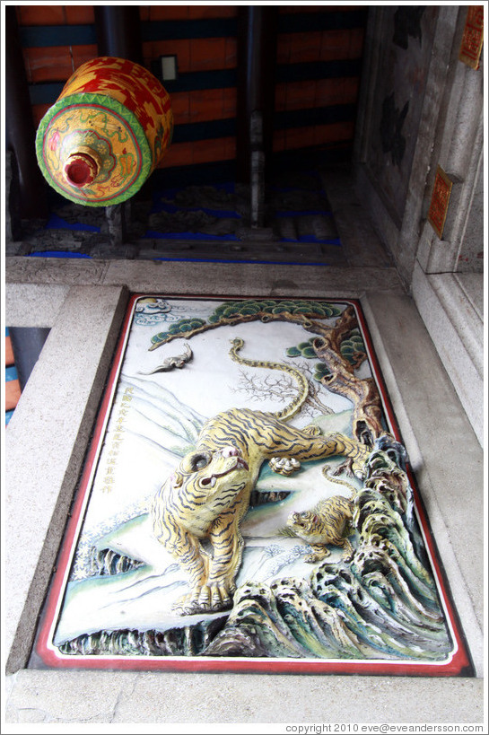 Tigers and lamp, Han Jiang Teochew Ancestral Temple.