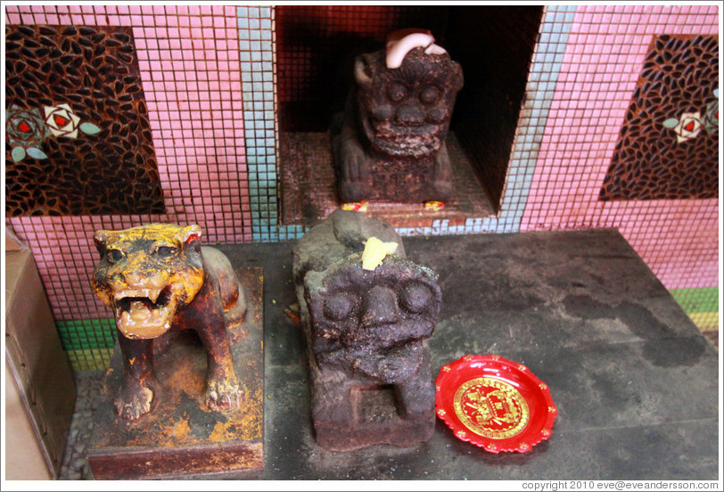 Animal figures, Kuan Yin Teng (Temple of the Goddess of Mercy).