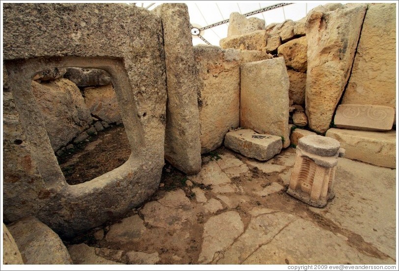 Altar and slab at &#294;a&#289;ar Qim, a 14th century BC megalithic temple complex.