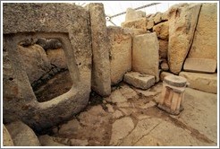 Altar and slab at &#294;a&#289;ar Qim, a 14th century BC megalithic temple complex.