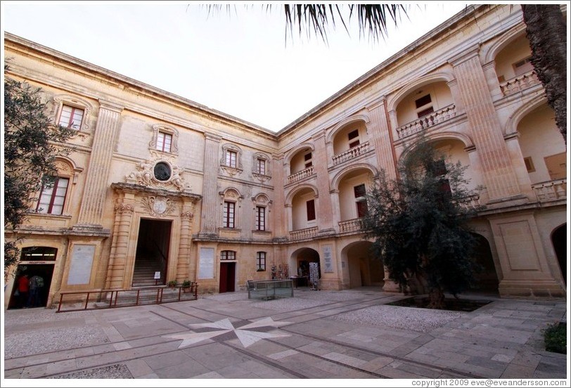 Courtyard of Vilhena Palace, which contains the Museum of Natural History.