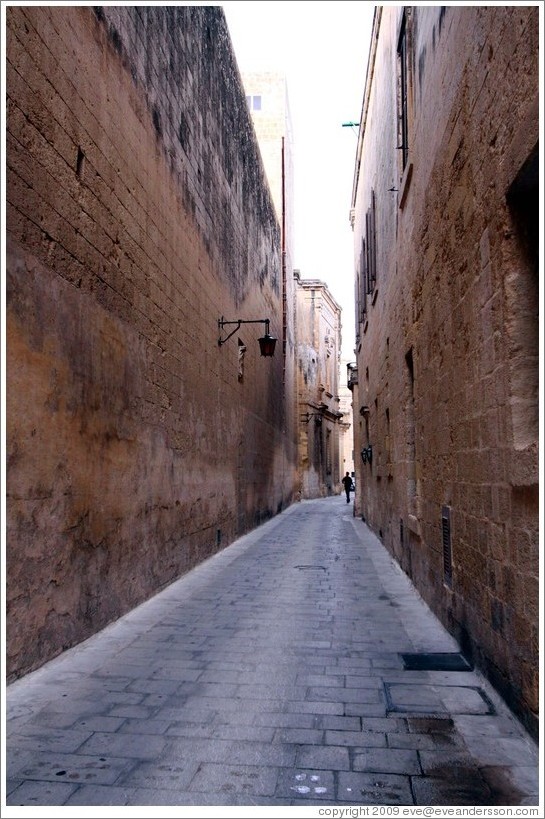 Triq San Pawl (St. Paul Street).