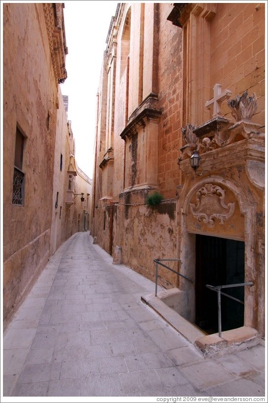 Triq San Pietru (St. Peter Street).