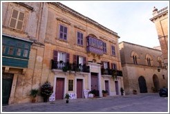 Casa Castelletti Gallery, in a building with purple shutters.  Triq Villegaignon (Villegaignon Street).