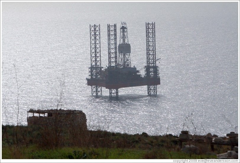 Oil rig in the Mediterranean, viewed from &#294;a&#289;ar Qim.