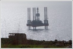 Oil rig in the Mediterranean, viewed from &#294;a&#289;ar Qim.