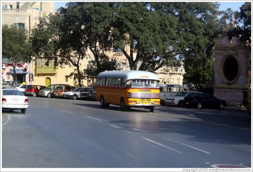 Maltese bus, Pjazza tas-Saqqajja (Saqqajja Square).