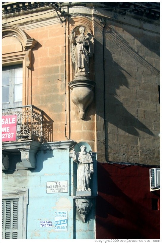 Building with two oratories on the corner, Triq &#288;or&#289; Borg Olivier (George Borg Olivier Street).