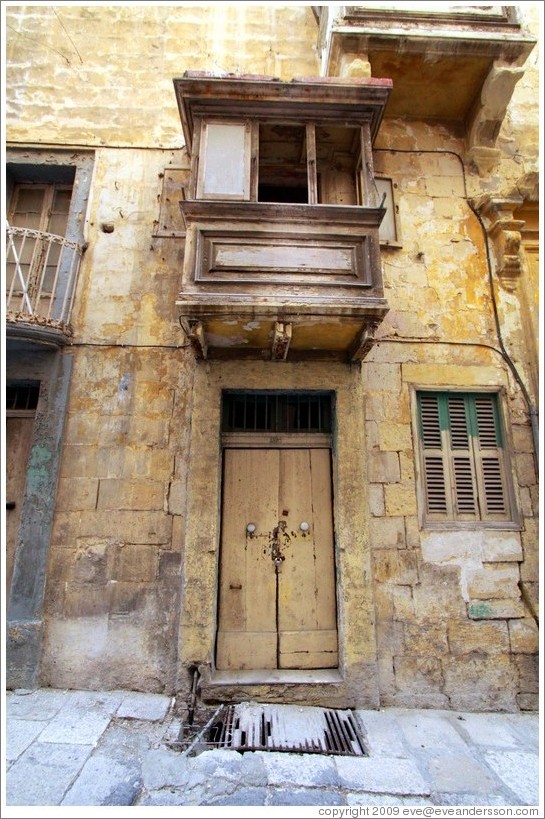 Decrepit building, Old Hospital Street.