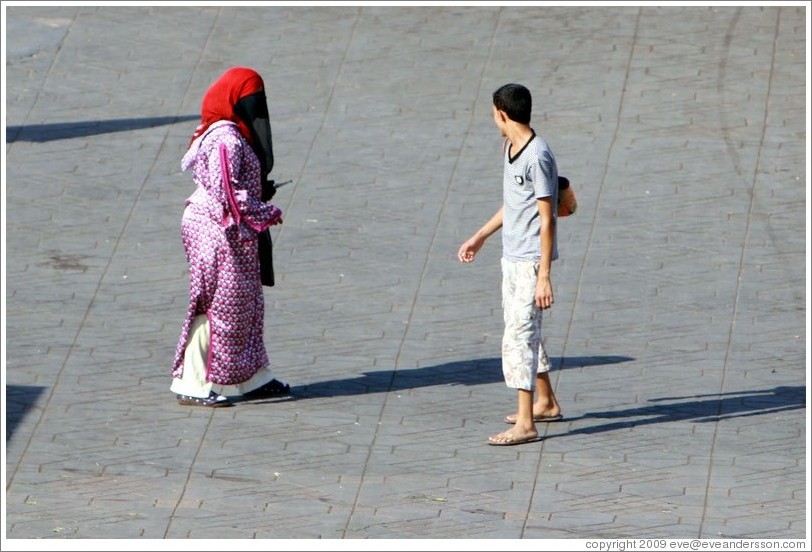 Woman and a boy who had taken her purse, Jemaa el Fna.