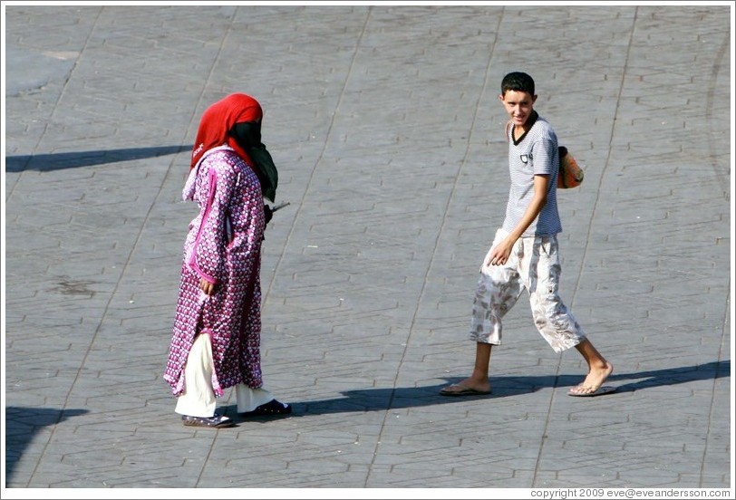 Woman and a boy who had taken her purse, Jemaa el Fna.
