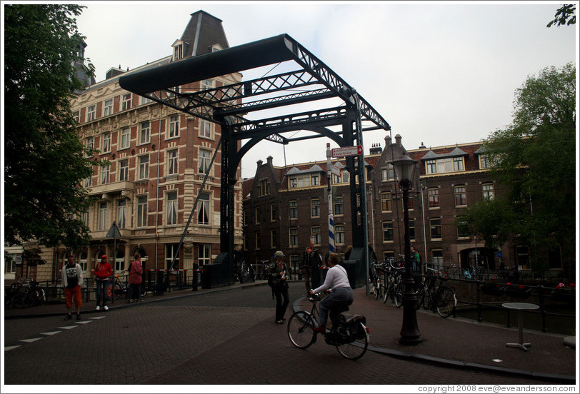 Drawbridge on Staalstraat, over Kloveniersburgwal, Centrum district.