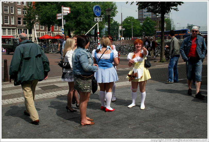 Women dressed in schoolgirl clothes, corner of Prins Hendrikkade and Nieuwendijk, Centrum district.