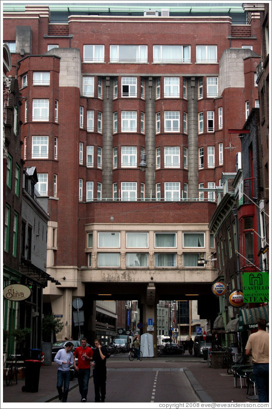 Reguliersdwarsstraat, a street going through a building, Centrum district.