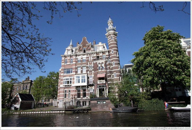 Building on Stadhouderskade, Centrum district. 