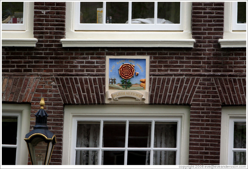 "Dat rosa mel apibus in liefde bloeiende" (something about blooming love). Egelantiersgracht canal, Jordaan district. 