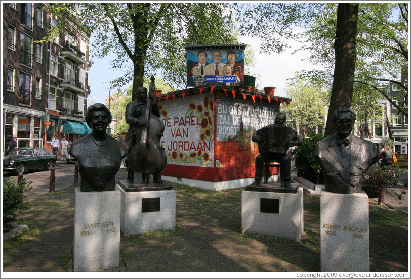 Tante Leen, Manke Nelis, Johnny Meyer, and Johnny Jordan.  Landsgracht, near Prinsengracht, Jordaan district.