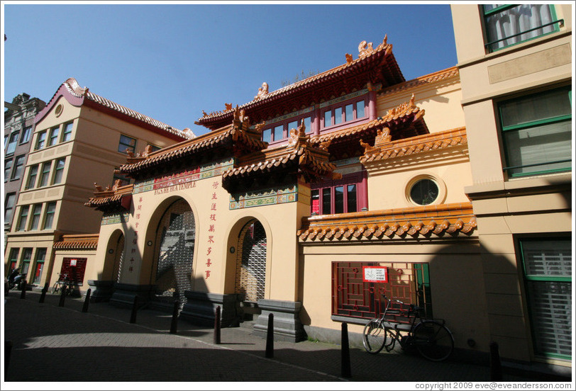 Fo Guang Shan He Hua temple, a.k.a. Zeedijk Tempel, Red Light district. 