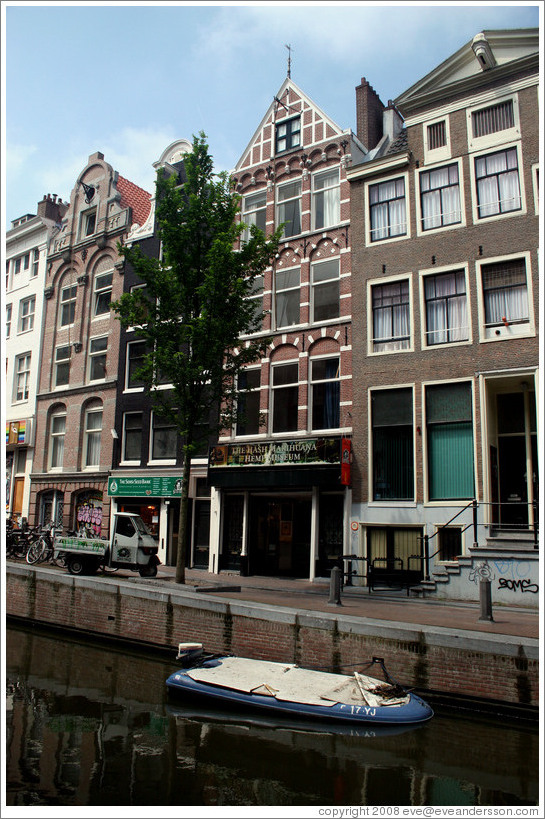 Hash Marihuana Hemp Museum, Oudezijds Achterburgwal, Red Light district.