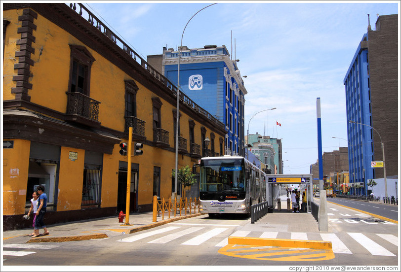 Bus stop, Estaci?ir?e la Uni?Historic Center of Lima.