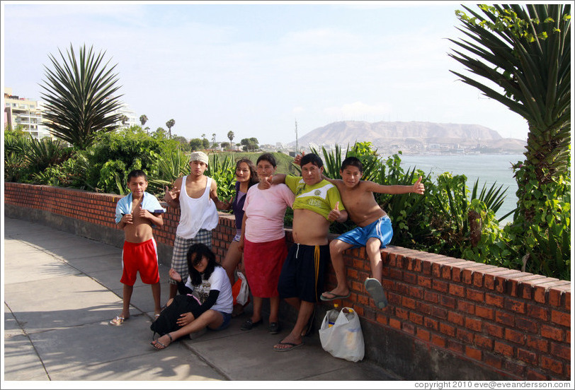 Peruvian family posing, El Malec?Miraflores neighborhood.