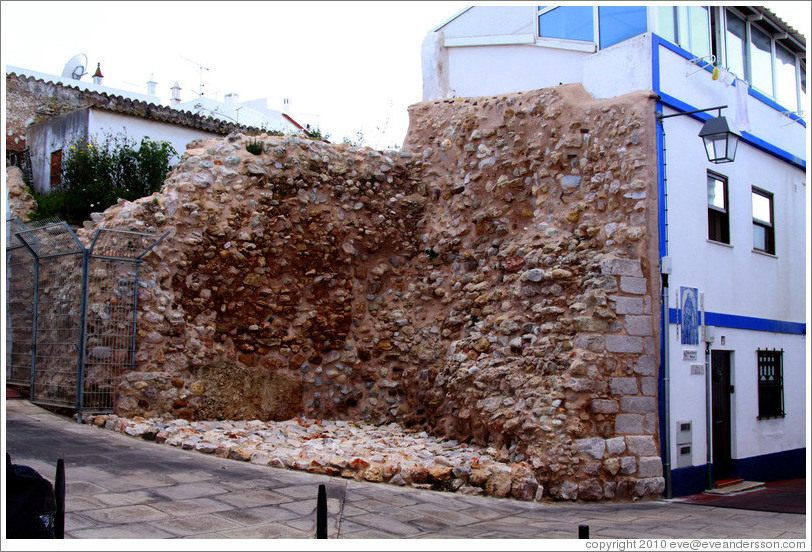 Remains of the castle, at Rua Afonso III and Rua Pereiras.