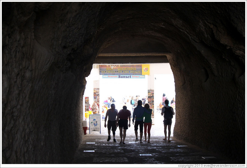 T?nel Peneco, the tunnel leading to Praia do Peneco (Peneco's Beach).