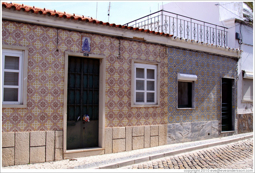 Tiled walls, Rua da Miseric?a.