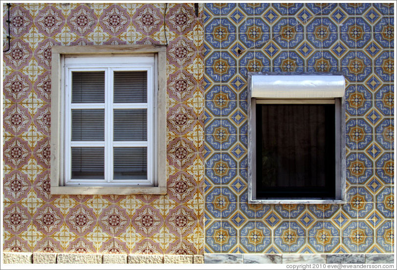 Windows within tiled walls, Rua da Miseric?a.