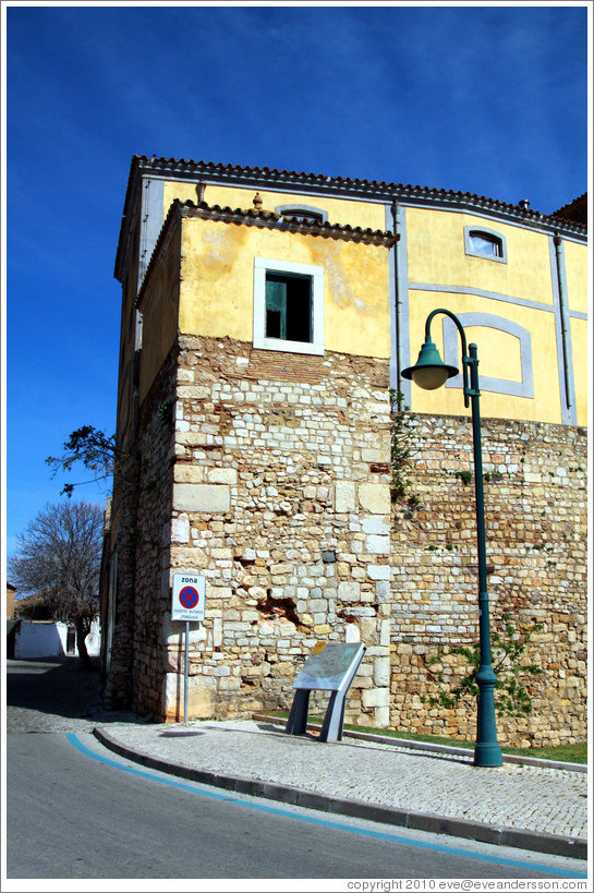 Torres bizantinas (Byzantine towers), Rua do Castelo.