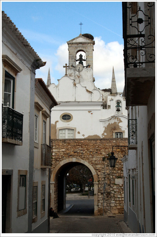 Rua do Munic?o, looking toward Arco do Vila (Town's Arch), one of the entrances to the old city.