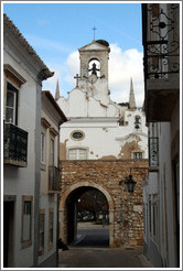 Rua do Munic?o, looking toward Arco do Vila (Town's Arch), one of the entrances to the old city.