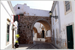 Arco do Repouso (Arch of Rest), one of the entrances to the old city. 